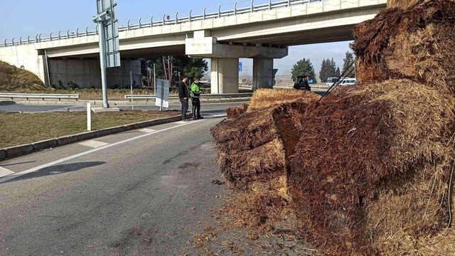 Kaza sonrası balyalar devrildi, karayolu samanlığa döndü! Kaza sonrası balyalar devrildi, karayolu samanlığa döndü!