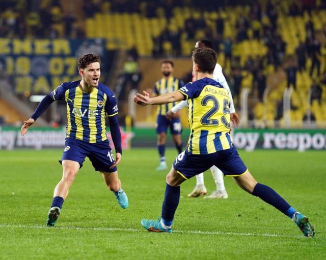 Slavia Prag mağlubiyetiyle tribün yangın yerine döndü! Kadıköy'de yalnızca bir futbolcu ıslıklanmadı Slavia Prag mağlubiyetiyle tribün yangın yerine döndü! Kadıköy'de yalnızca bir futbolcu ıslıklanmadı