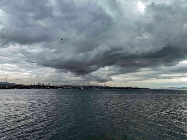 İstanbul'u kara bulutlar kapladı İstanbul'u kara bulutlar kapladı