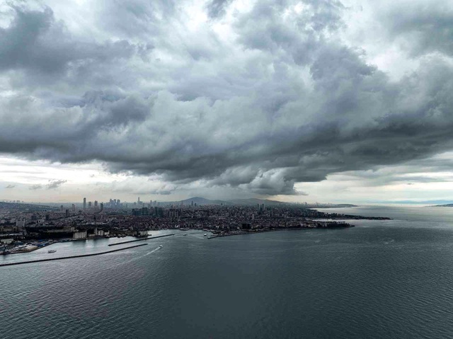 İstanbul'u kara bulutlar kapladı İstanbul'u kara bulutlar kapladı