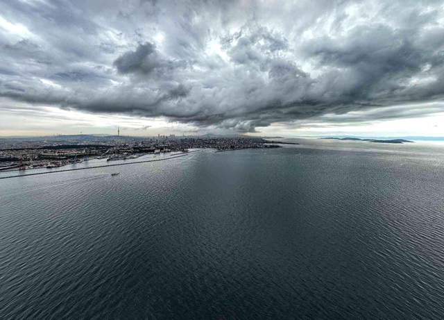 İstanbul'u kara bulutlar kapladı İstanbul'u kara bulutlar kapladı