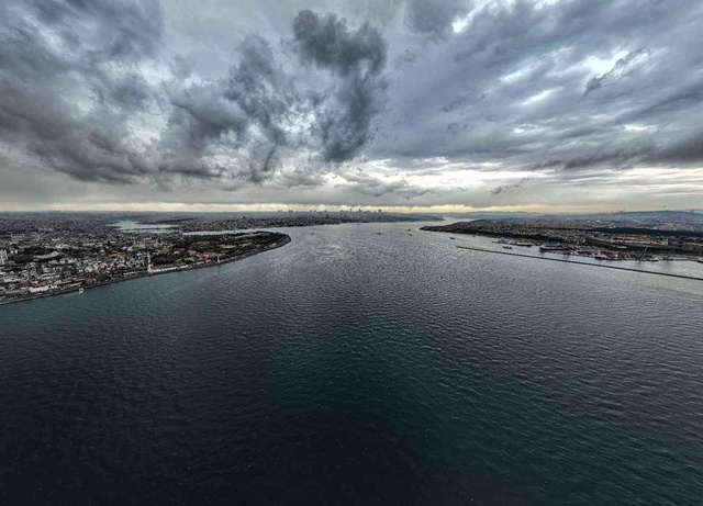 İstanbul'u kara bulutlar kapladı İstanbul'u kara bulutlar kapladı