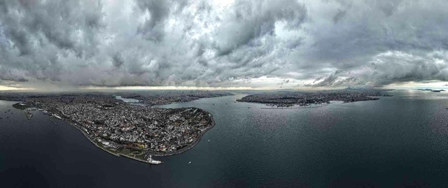 İstanbul'u kara bulutlar kapladı İstanbul'u kara bulutlar kapladı