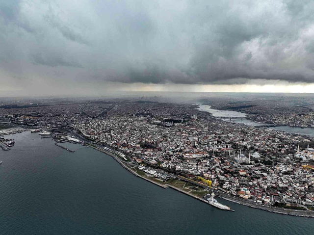 İstanbul'u kara bulutlar kapladı İstanbul'u kara bulutlar kapladı