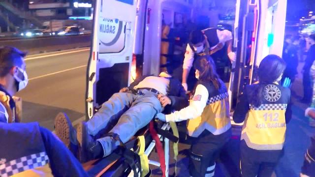 Kadıköy'de zincirleme kaza! 2 kişi araç içerisinde sıkıştı, trafik durma noktasına geldi