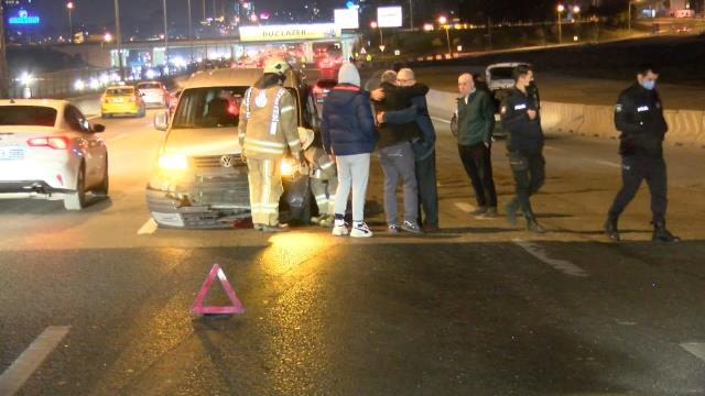 Kadıköy'de zincirleme kaza! 2 kişi araç içerisinde sıkıştı, trafik durma noktasına geldi