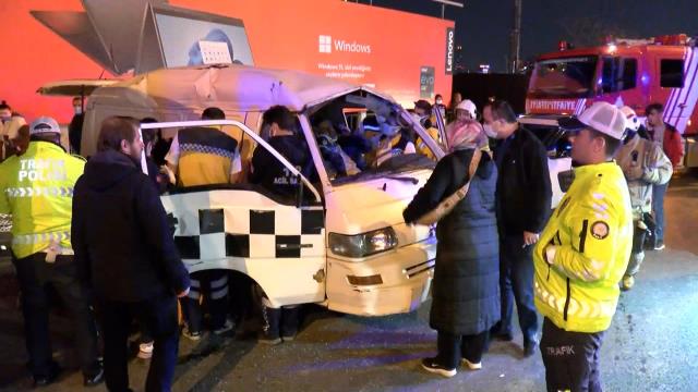Kadıköy'de zincirleme kaza! 2 kişi araç içerisinde sıkıştı, trafik durma noktasına geldi