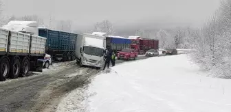 Kütahya Domaniç'te aniden bastıran kar trafiği felç etti