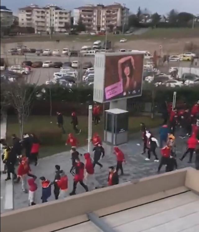 Meydan savaşı! Fenerbahçe ve Galatasaray taraftarları acımasızca birbirine saldırdı