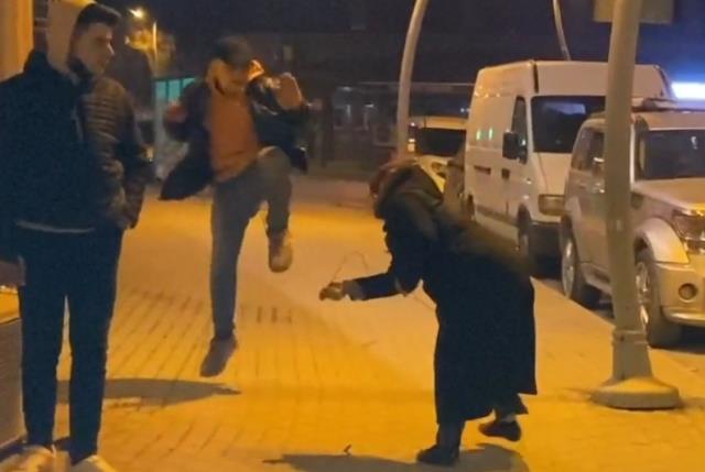 Öfkeli anne ceza yiyen oğlunun başında çakarlı lambayı parçaladı! O anlar kamerada