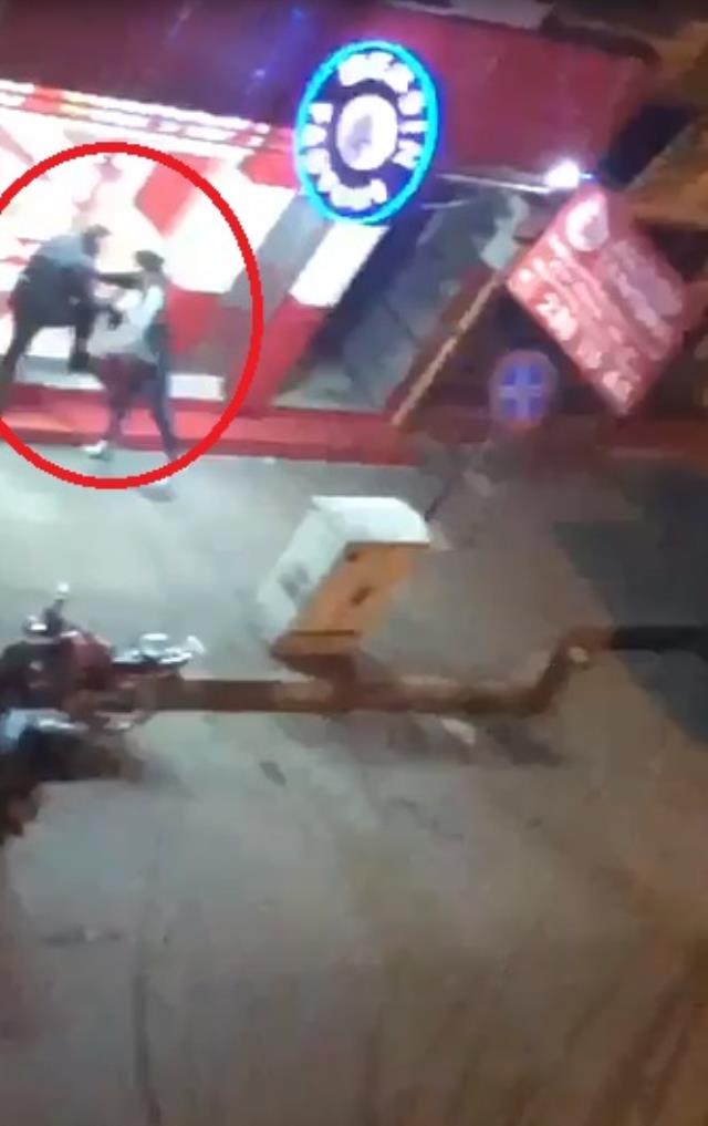 Restoran işletmecisinin evinin önünde bıçaklanarak öldürüldüğü anlar ortaya çıktı Restoran işletmecisinin evinin önünde bıçaklanarak öldürüldüğü anlar ortaya çıktı