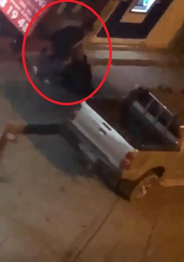 Restoran işletmecisinin evinin önünde bıçaklanarak öldürüldüğü anlar ortaya çıktı Restoran işletmecisinin evinin önünde bıçaklanarak öldürüldüğü anlar ortaya çıktı
