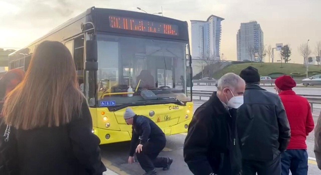 Üzerinde güneş batmayan İETT otobüsü '500T' yolda kaldı Üzerinde güneş batmayan İETT otobüsü '500T' yolda kaldı