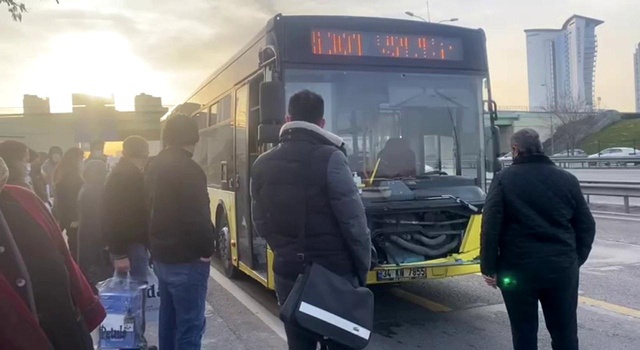Üzerinde güneş batmayan İETT otobüsü '500T' yolda kaldı Üzerinde güneş batmayan İETT otobüsü '500T' yolda kaldı