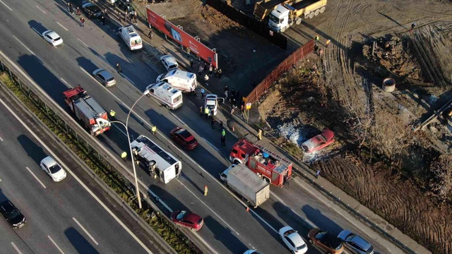 E-5'te freni tutmayan midibüs ortalığı savaş alana çevirdi: 3 yaralı E-5'te freni tutmayan midibüs ortalığı savaş alana çevirdi: 3 yaralı