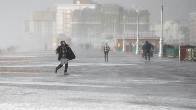 Avrupalı 'Zeynep Kasırgası' kabusu yaşıyor! Sokağa çıkanları yere fırlattı, can kayıpları var