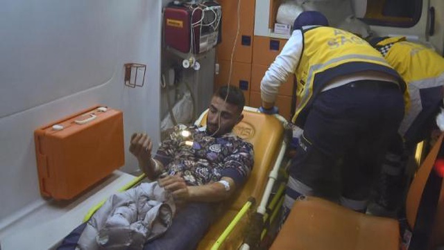 Arabadaki iki arkadaşın elinde tuttukları çakmak gazı tüpü bomba gibi patladı Arabadaki iki arkadaşın elinde tuttukları çakmak gazı tüpü bomba gibi patladı