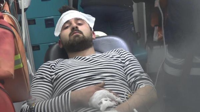 Arabadaki iki arkadaşın elinde tuttukları çakmak gazı tüpü bomba gibi patladı Arabadaki iki arkadaşın elinde tuttukları çakmak gazı tüpü bomba gibi patladı
