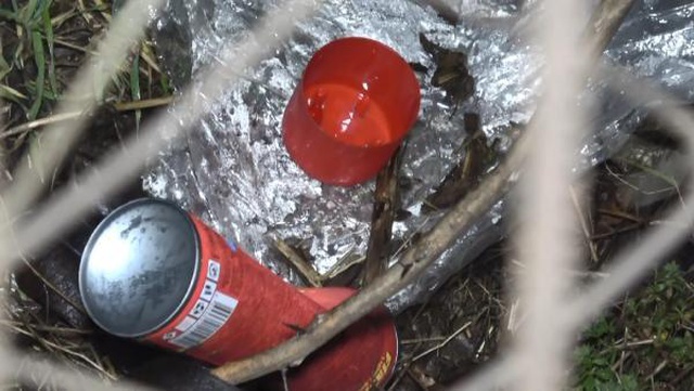 Arabadaki iki arkadaşın elinde tuttukları çakmak gazı tüpü bomba gibi patladı Arabadaki iki arkadaşın elinde tuttukları çakmak gazı tüpü bomba gibi patladı