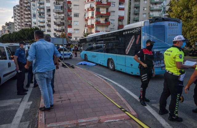 Oğullarının ölümüne neden olan sürücüye verilen ceza, anne-babayı yıktı Oğullarının ölümüne neden olan sürücüye verilen ceza, anne-babayı yıktı