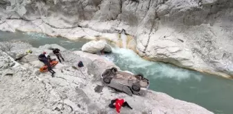 Otomobil, 7 metreden kayalığa düştü; sedyedeki yaralılar halatla çekildi