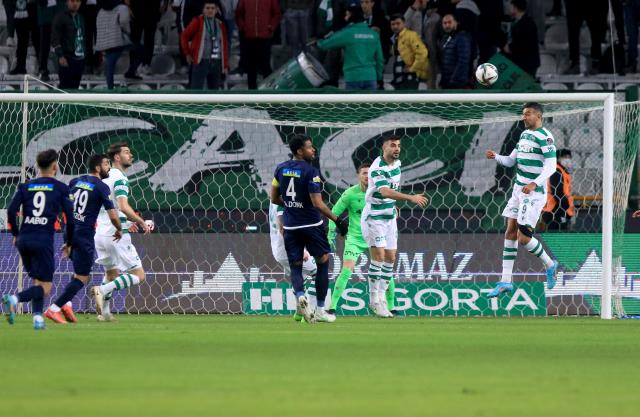 Sahadaki güzel futbola yakışmadı! Konyaspor ve Kasımpaşalı futbolcular koridorda birbirine girdi Sahadaki güzel futbola yakışmadı! Konyaspor ve Kasımpaşalı futbolcular koridorda birbirine girdi