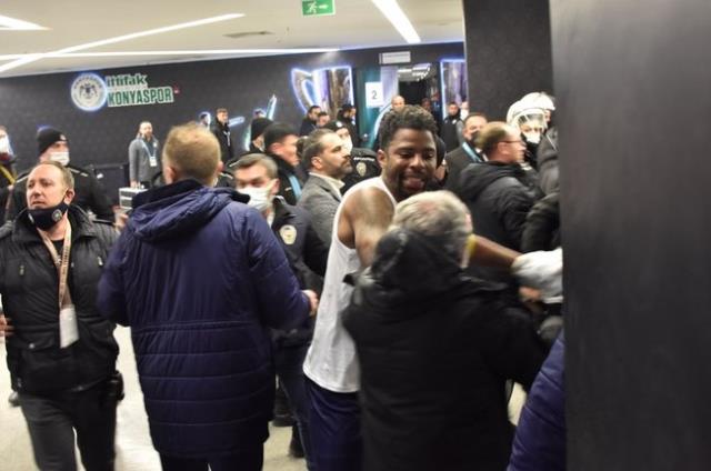 Sahadaki güzel futbola yakışmadı! Konyaspor ve Kasımpaşalı futbolcular koridorda birbirine girdi Sahadaki güzel futbola yakışmadı! Konyaspor ve Kasımpaşalı futbolcular koridorda birbirine girdi