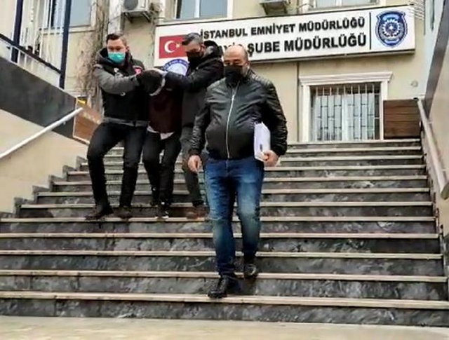 Polis kılığında eve giren hırsızlar, kendilerine direnen adamı kelepçeleyip öldürdü Polis kılığında eve giren hırsızlar, kendilerine direnen adamı kelepçeleyip öldürdü