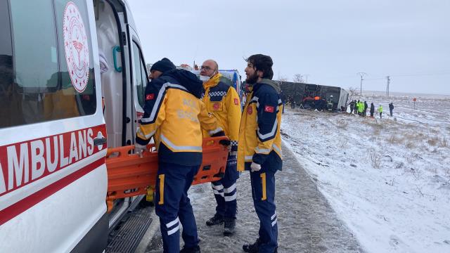 Son dakika! Konya'da buzlanma nedeniyle tur otobüsü devrildi: 5 ölü, 26 yaralı Son dakika! Konya'da buzlanma nedeniyle tur otobüsü devrildi: 5 ölü, 26 yaralı
