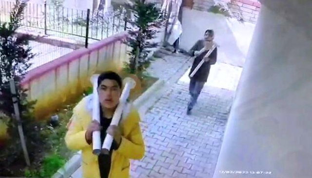 Apartmanın bahçesine giren hırsızların kameraya yaptığı hakaret mide Apartmanın bahçesine giren hırsızların kameraya yaptığı hakaret mide