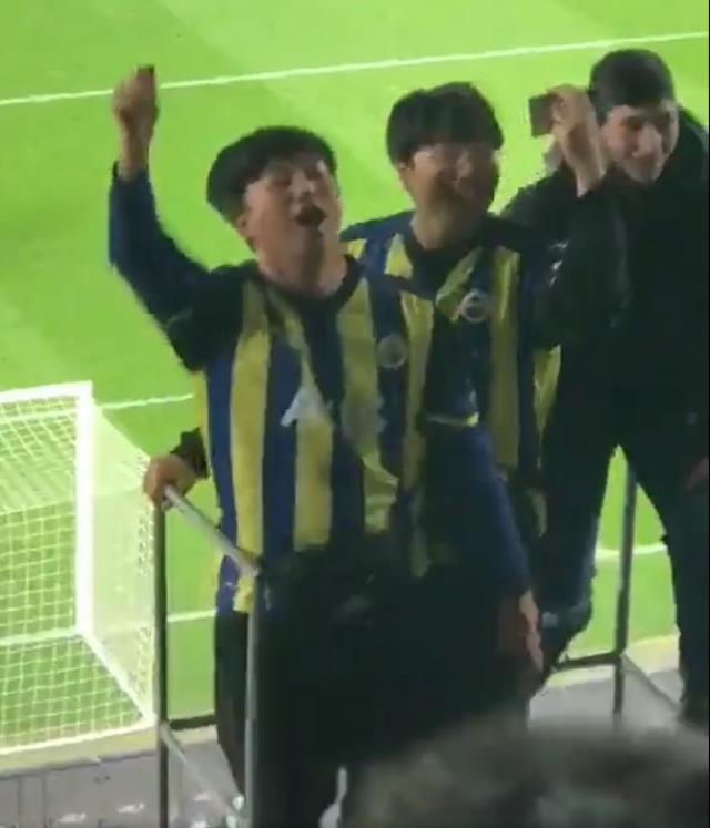 Fenerbahçe tribününde ilginç anlar! Güney Koreli amigolardan Kuzey Kore'ye küfürlü tezahürat Fenerbahçe tribününde ilginç anlar! Güney Koreli amigolardan Kuzey Kore'ye küfürlü tezahürat