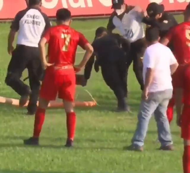 Korku dolu anlar! Sahaya yılan girdi, futbolcular kaçacak delik aradı Korku dolu anlar! Sahaya yılan girdi, futbolcular kaçacak delik aradı