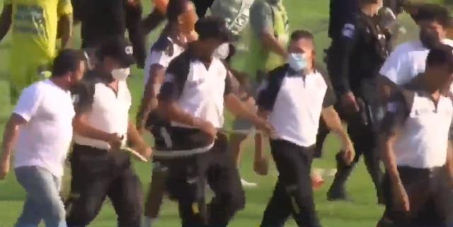 Korku dolu anlar! Sahaya yılan girdi, futbolcular kaçacak delik aradı Korku dolu anlar! Sahaya yılan girdi, futbolcular kaçacak delik aradı