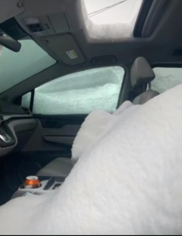 Otomobilini akşam park edip evine gitti, sabah çalıştırmak için indiğinde her tarafını buz kesmiş halde buldu