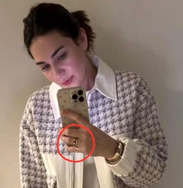 Alişan'dan boşanacağı konuşulan Buse Varol alyansını yeniden taktı Alişan'dan boşanacağı konuşulan Buse Varol alyansını yeniden taktı