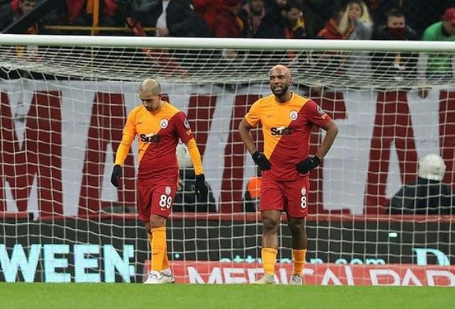 Feghouli ve Babel'i topla bir Morutan etmedi! Taraftarlar tepki gösterdi Feghouli ve Babel'i topla bir Morutan etmedi! Taraftarlar tepki gösterdi