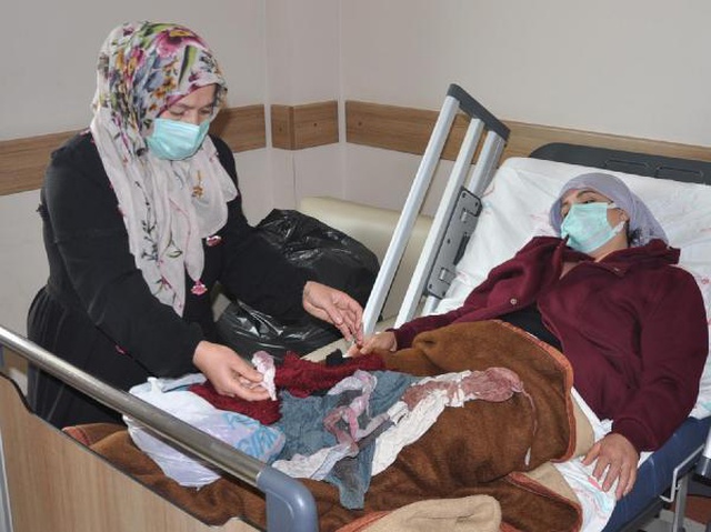 Kendisine gece yemek hazırlamayan 6 çocuğunun annesini defalarca sırtından bıçakladı Kendisine gece yemek hazırlamayan 6 çocuğunun annesini defalarca sırtından bıçakladı