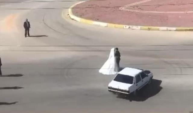 Gelinle damadın çevresinde drift yapan sürücüye 10 bin TL para cezası kesildi Gelinle damadın çevresinde drift yapan sürücüye 10 bin TL para cezası kesildi