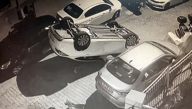Park halindeki araca çarptıktan sonra kaçmak isterken sokağı birbirine kattı Park halindeki araca çarptıktan sonra kaçmak isterken sokağı birbirine kattı