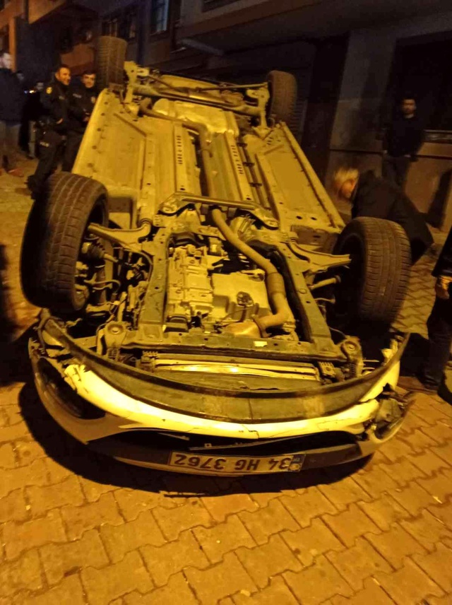 Park halindeki araca çarptıktan sonra kaçmak isterken sokağı birbirine kattı Park halindeki araca çarptıktan sonra kaçmak isterken sokağı birbirine kattı