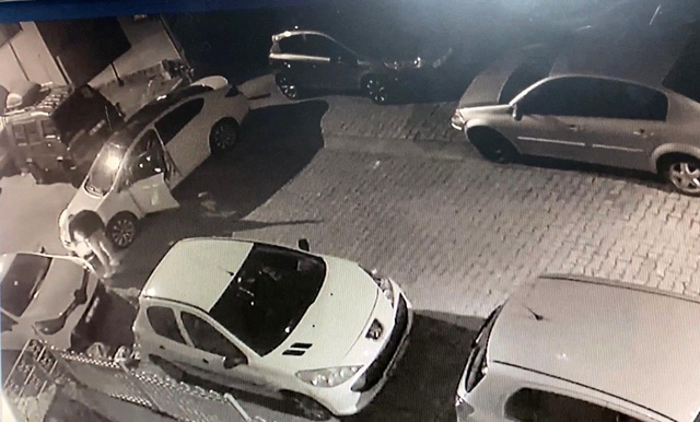 Park halindeki araca çarptıktan sonra kaçmak isterken sokağı birbirine kattı Park halindeki araca çarptıktan sonra kaçmak isterken sokağı birbirine kattı