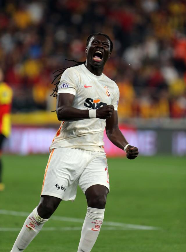 'Kral'a yakışır bir geri dönüş! 36 yaşındaki Gomis, Galatasaray'ı ipten aldı 'Kral'a yakışır bir geri dönüş! 36 yaşındaki Gomis, Galatasaray'ı ipten aldı