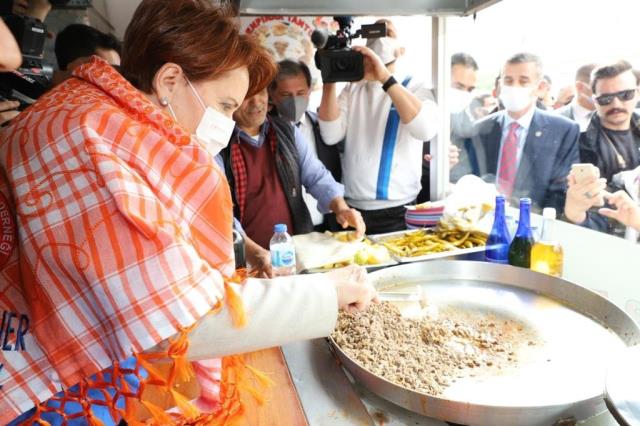 Meral Akşener, vatandaşın uzattığı faturayı eline alınca böyle tepki verdi: Oooovvv…bu ne ya? Meral Akşener, vatandaşın uzattığı faturayı eline alınca böyle tepki verdi: Oooovvv…bu ne ya?