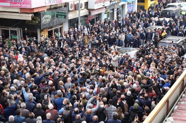 Meral Akşener, vatandaşın uzattığı faturayı eline alınca böyle tepki verdi: Oooovvv…bu ne ya? Meral Akşener, vatandaşın uzattığı faturayı eline alınca böyle tepki verdi: Oooovvv…bu ne ya?