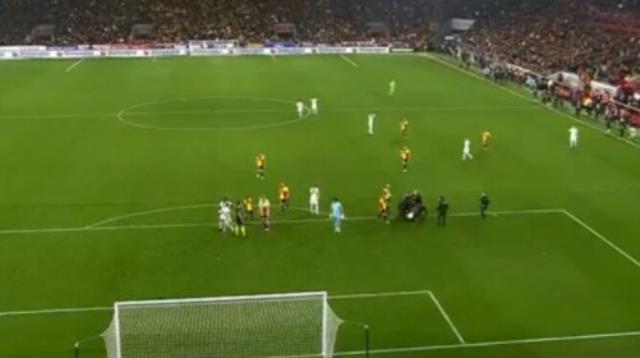 Yayıncı kuruluş görüntüyü kesti! Tribünden atlayan Göztepe taraftarı hakemin üzerine koştu Yayıncı kuruluş görüntüyü kesti! Tribünden atlayan Göztepe taraftarı hakemin üzerine koştu