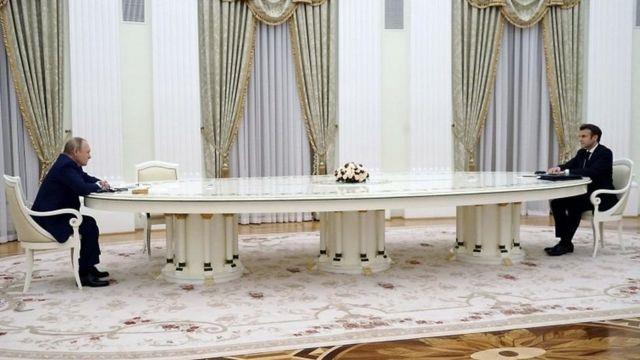 Aliyev'i de meşhur uzun masasında ağırlayan Putin, bu kez sebebini açıkladı: Salgın normal iletişime izin vermiyor Aliyev'i de meşhur uzun masasında ağırlayan Putin, bu kez sebebini açıkladı: Salgın normal iletişime izin vermiyor