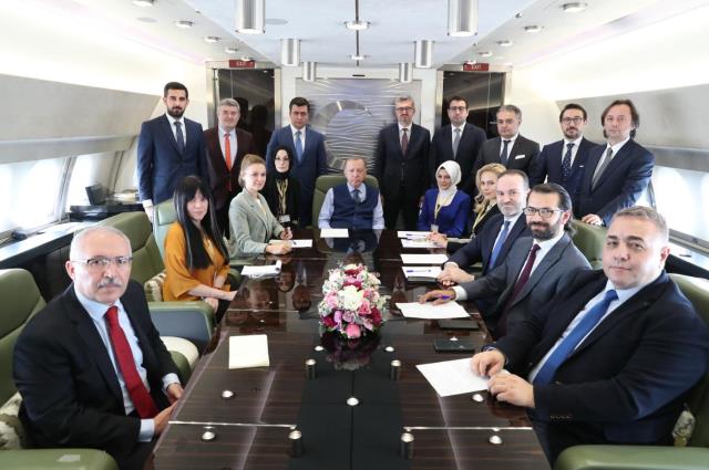 Gazetecinin yönelttiği soru Cumhurbaşkanı Erdoğan'ı hayrete düşürdü: Müslüm Baba gibi tam damardan oldu Gazetecinin yönelttiği soru Cumhurbaşkanı Erdoğan'ı hayrete düşürdü: Müslüm Baba gibi tam damardan oldu
