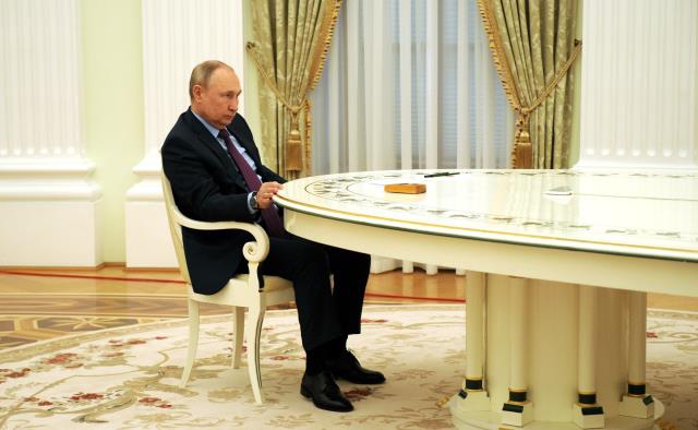 Putin'in meşhur masasına oturttuğu son isim Aliyev oldu! Ancak diğerlerinden bir farkı vardı Putin'in meşhur masasına oturttuğu son isim Aliyev oldu! Ancak diğerlerinden bir farkı vardı