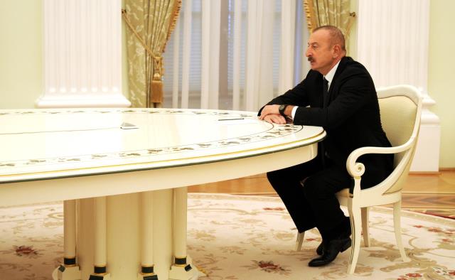 Putin'in meşhur masasına oturttuğu son isim Aliyev oldu! Ancak diğerlerinden bir farkı vardı Putin'in meşhur masasına oturttuğu son isim Aliyev oldu! Ancak diğerlerinden bir farkı vardı