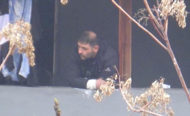Komşusunu rehin alan silahlı saldırganı Özel Harekat Polisleri etkisi hale getirdi! O anlar kamerada Komşusunu rehin alan silahlı saldırganı Özel Harekat Polisleri etkisi hale getirdi! O anlar kamerada